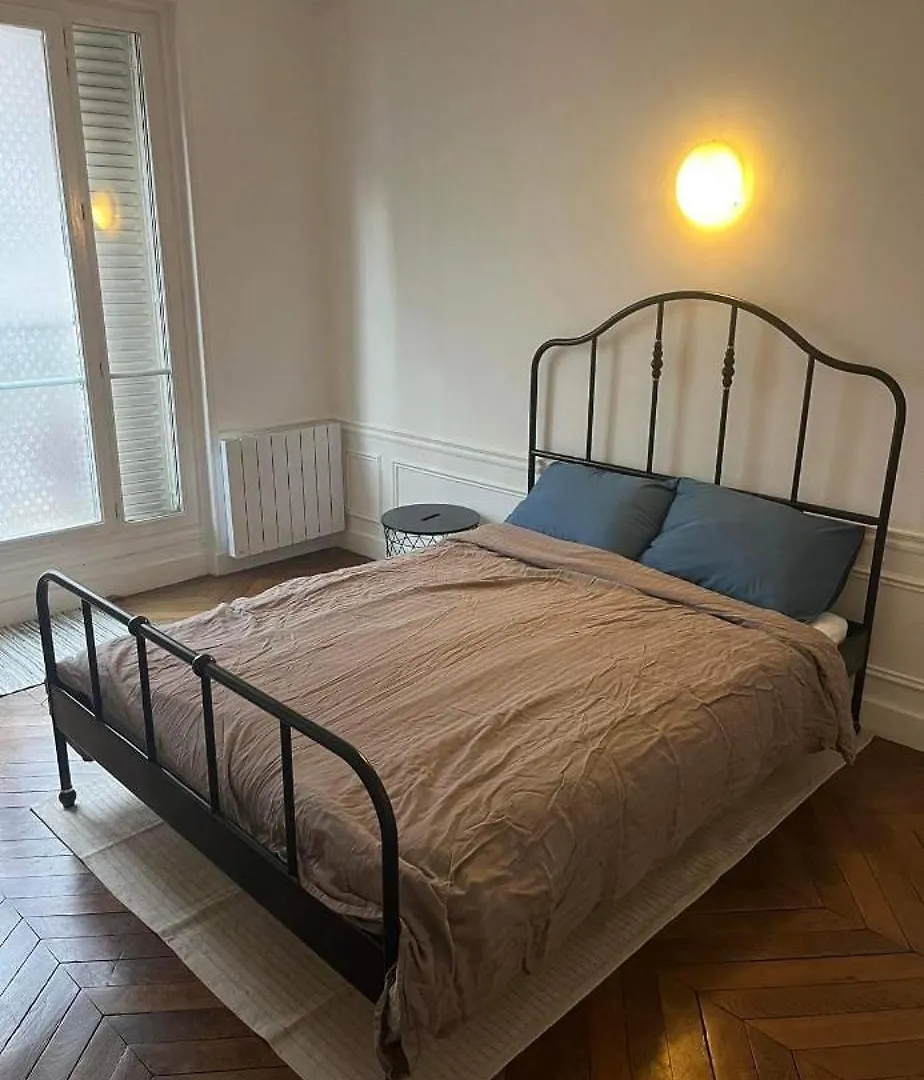 Δωμάτια σε οικογενειακή κατοικία Room In Large Classic Parisian Apartment